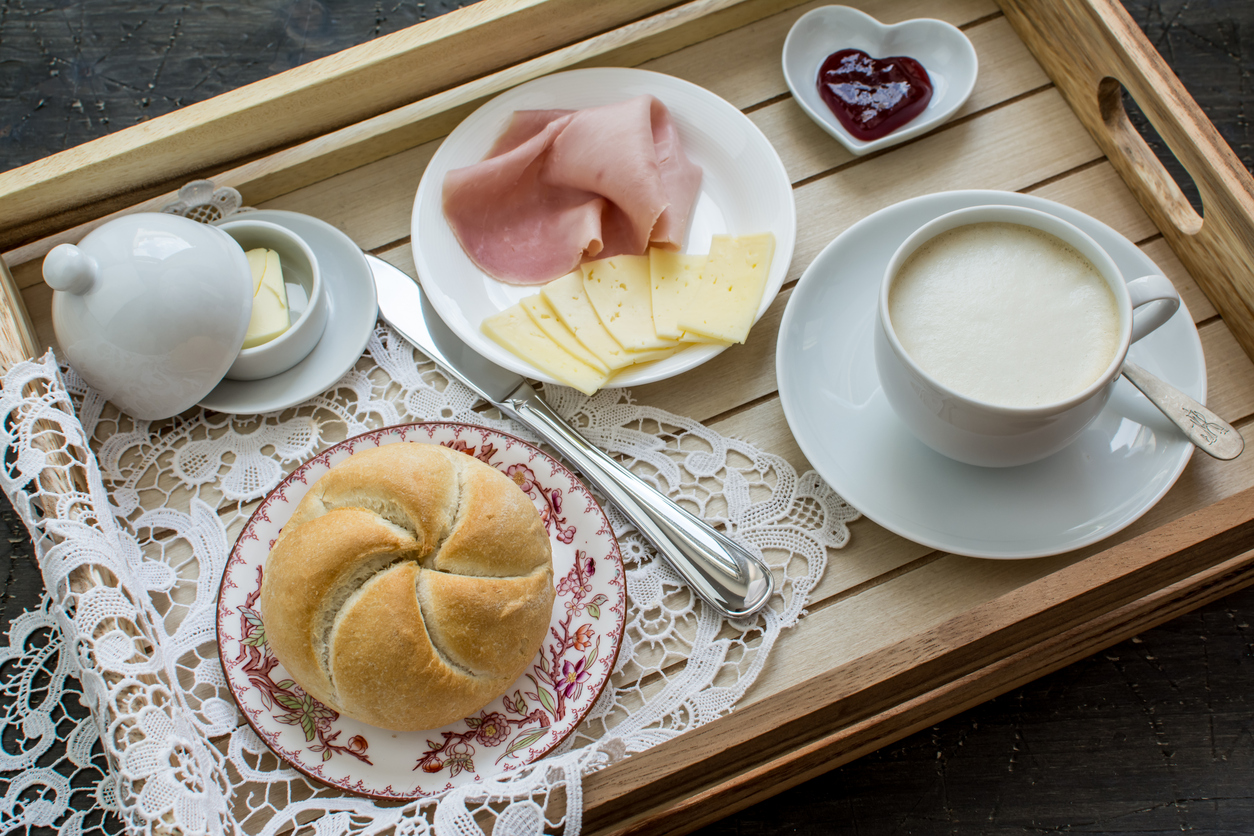 Viyana'da kahvaltı tepsisi. Süt, çörek, peynir ve salam